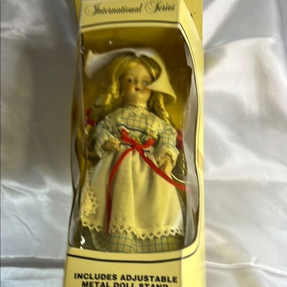 Vintage The Porcelain Collection  International Series  All 4 Dolls included - Picture 11 of 16